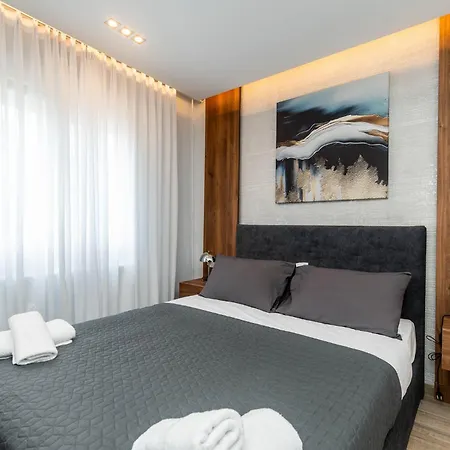 Urban Jungle Apartment *